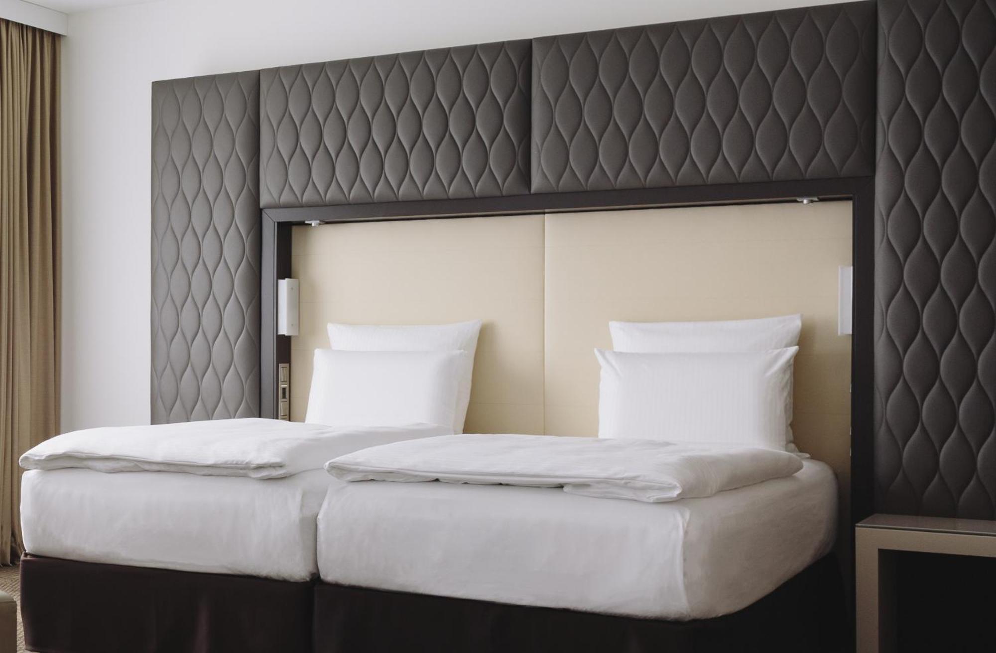 Pullman Berlin Schweizerhof Hotel Phòng bức ảnh A bed with a boxspring
