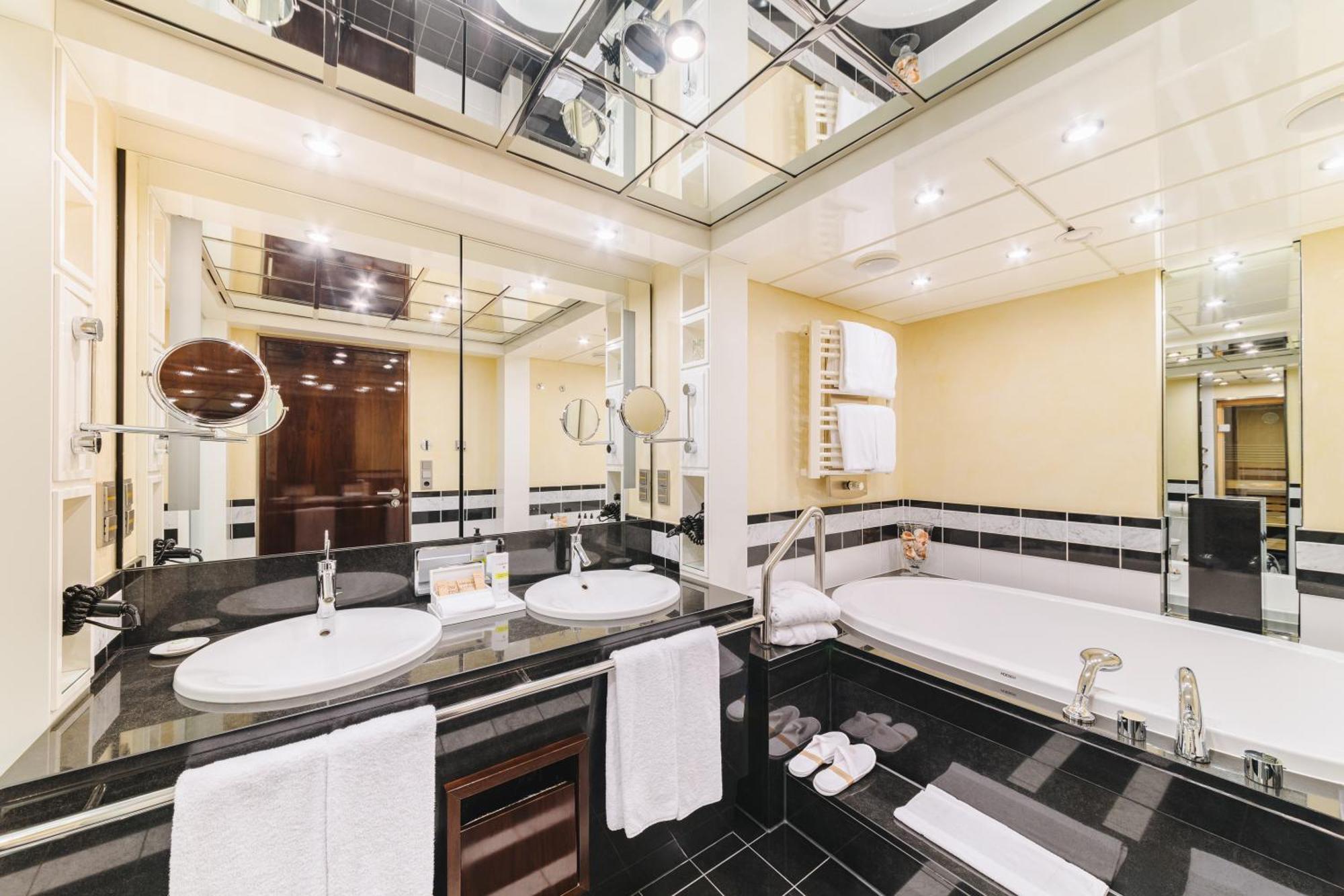 Pullman Berlin Schweizerhof Hotel Ngoại thất bức ảnh Bathroom