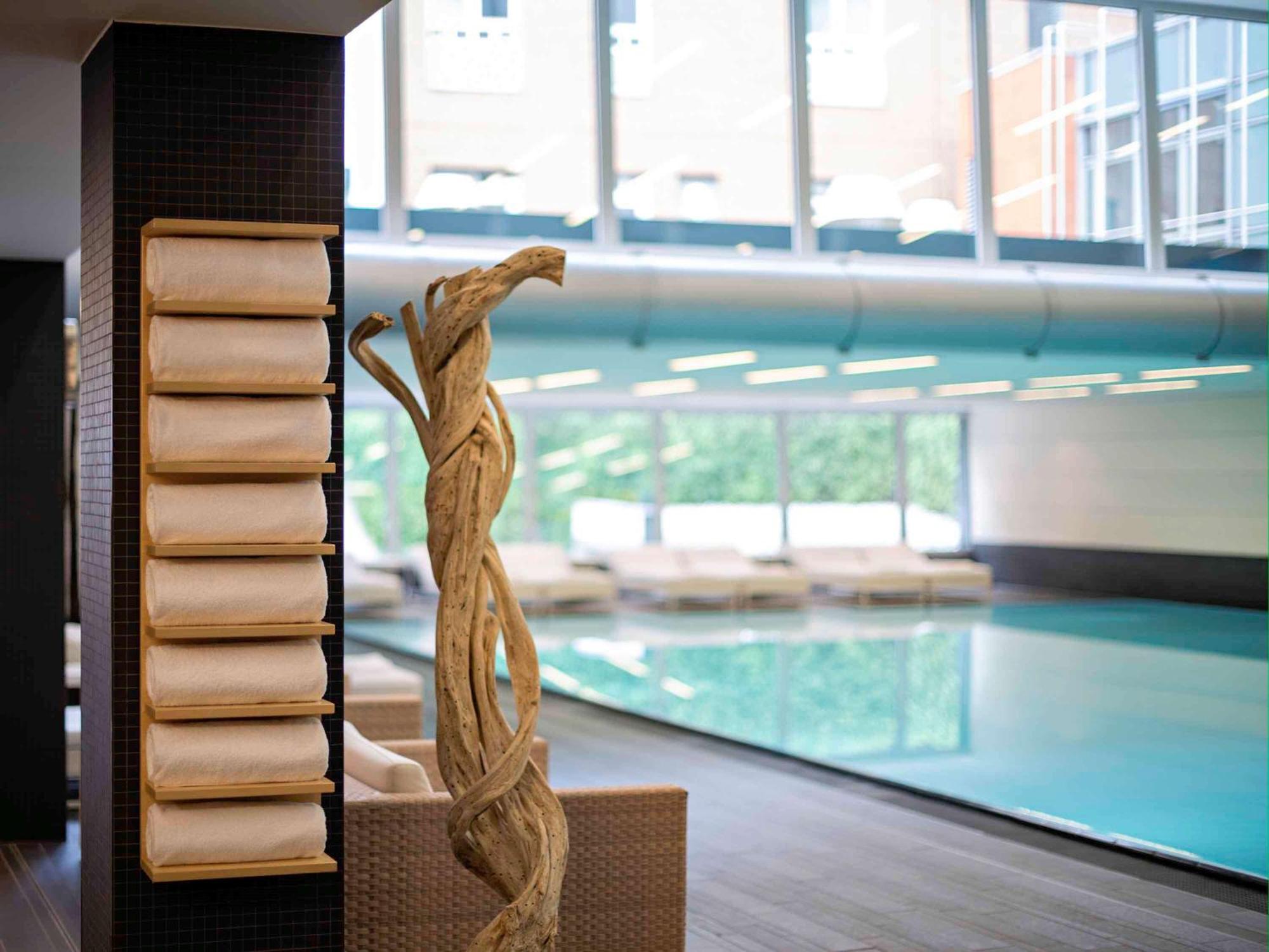 Pullman Berlin Schweizerhof Hotel Ngoại thất bức ảnh The swimming pool at the University of St Andrews