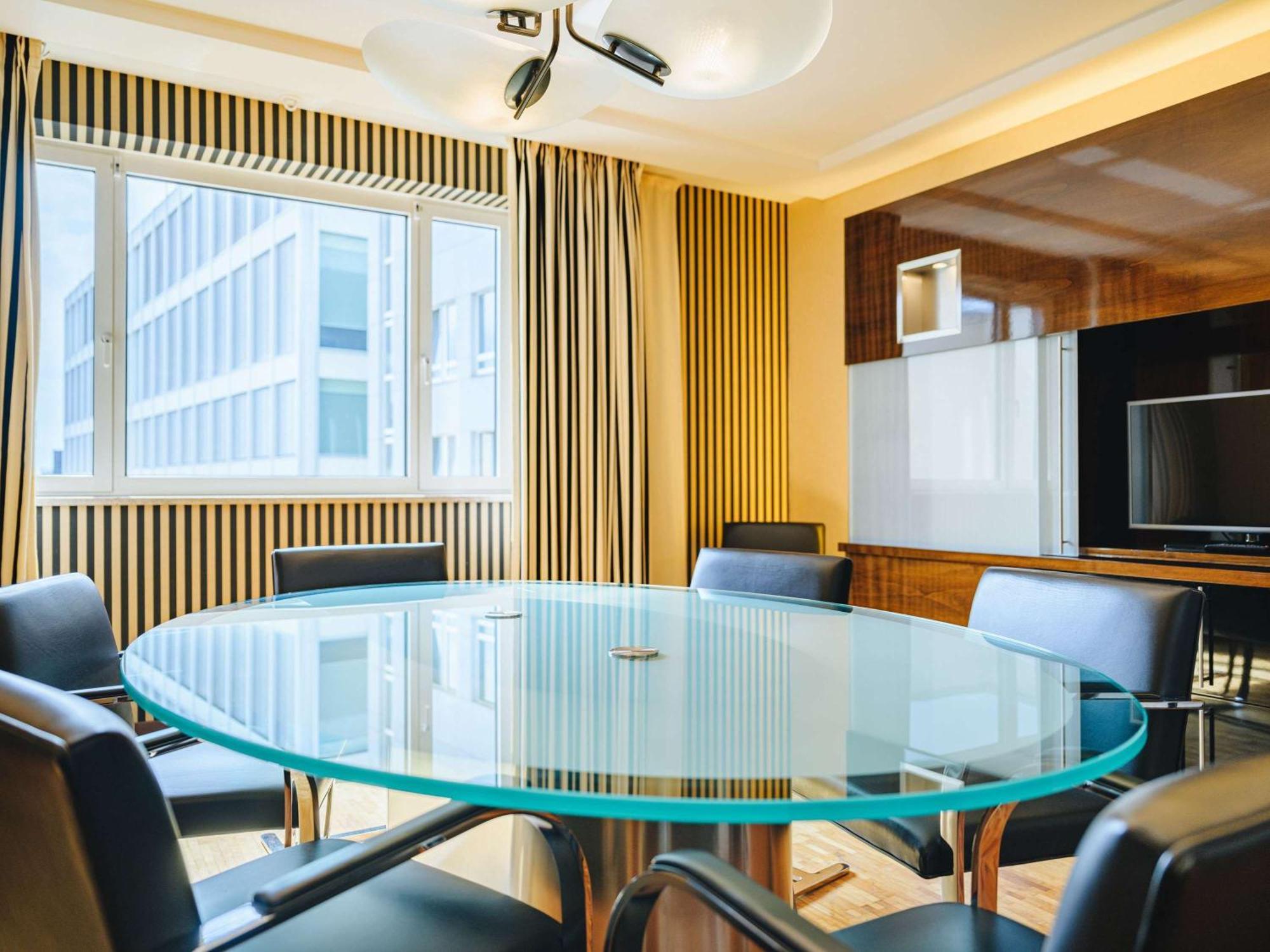 Pullman Berlin Schweizerhof Hotel Ngoại thất bức ảnh A glass table