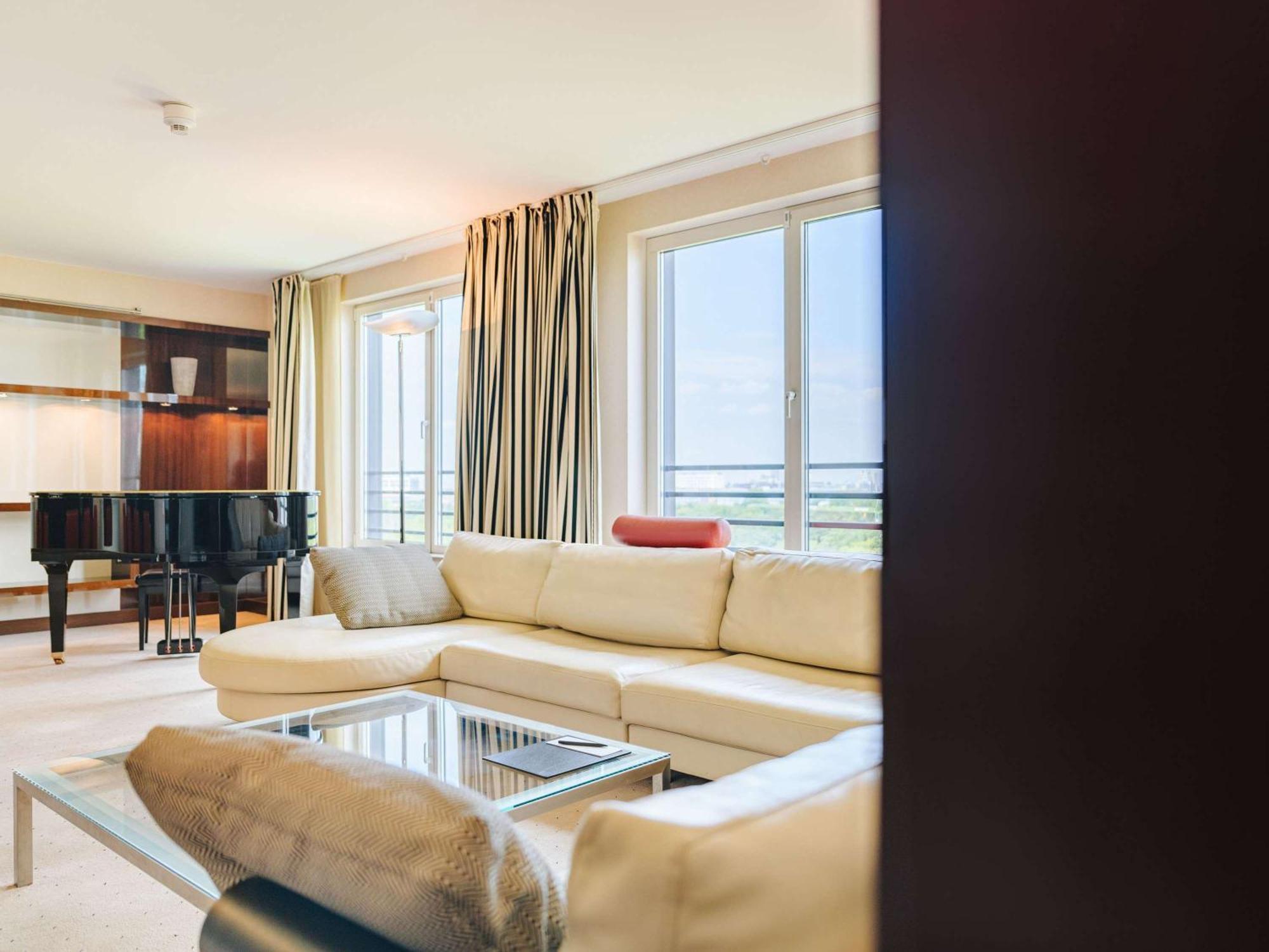 Pullman Berlin Schweizerhof Hotel Ngoại thất bức ảnh A living room