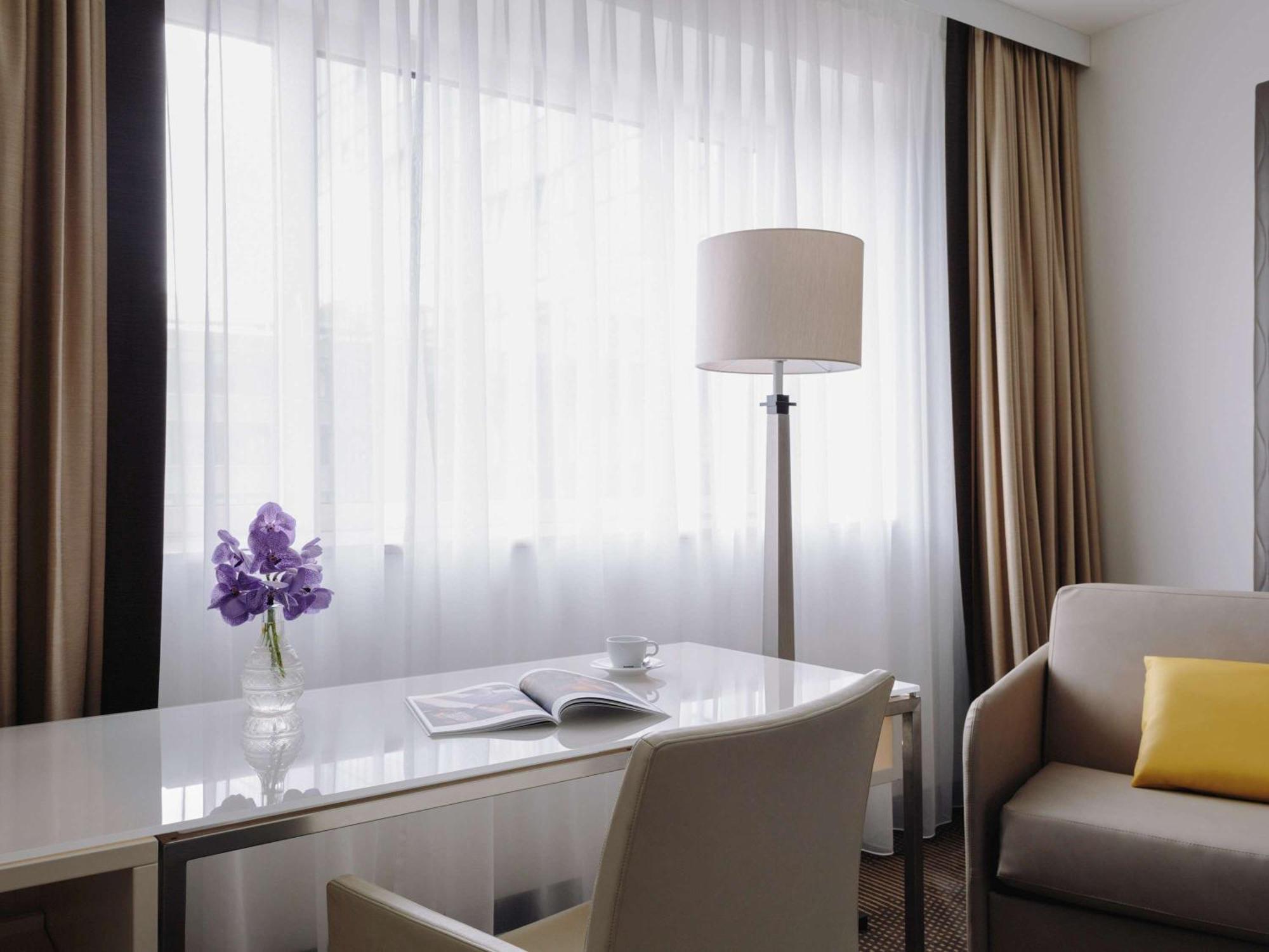 Pullman Berlin Schweizerhof Hotel Ngoại thất bức ảnh A room at the hotel