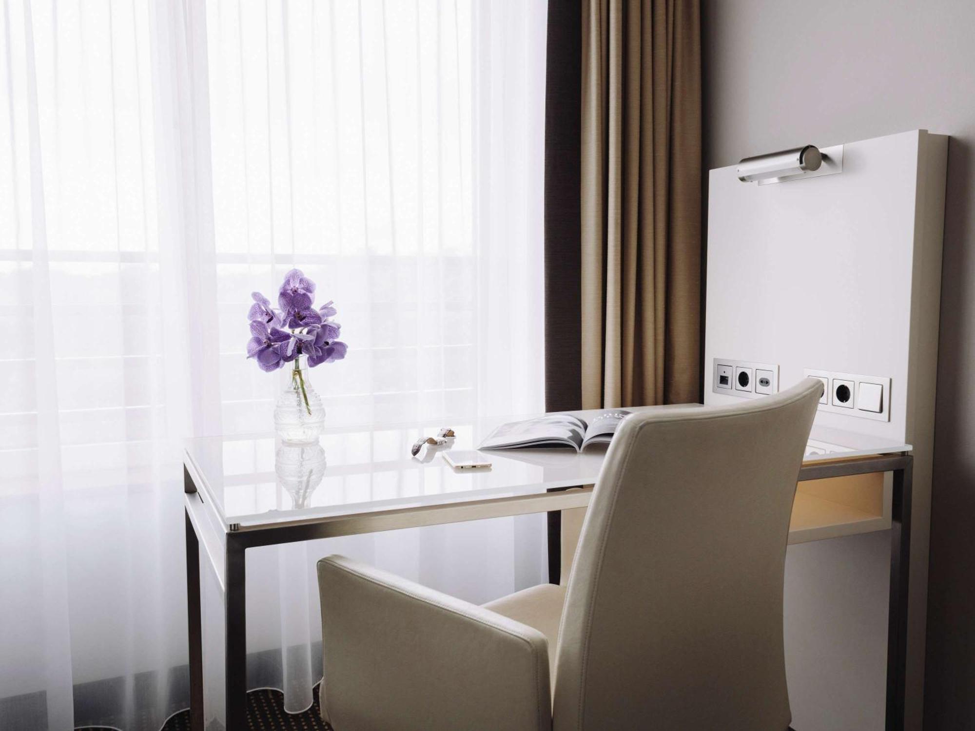 Pullman Berlin Schweizerhof Hotel Ngoại thất bức ảnh A typical work space