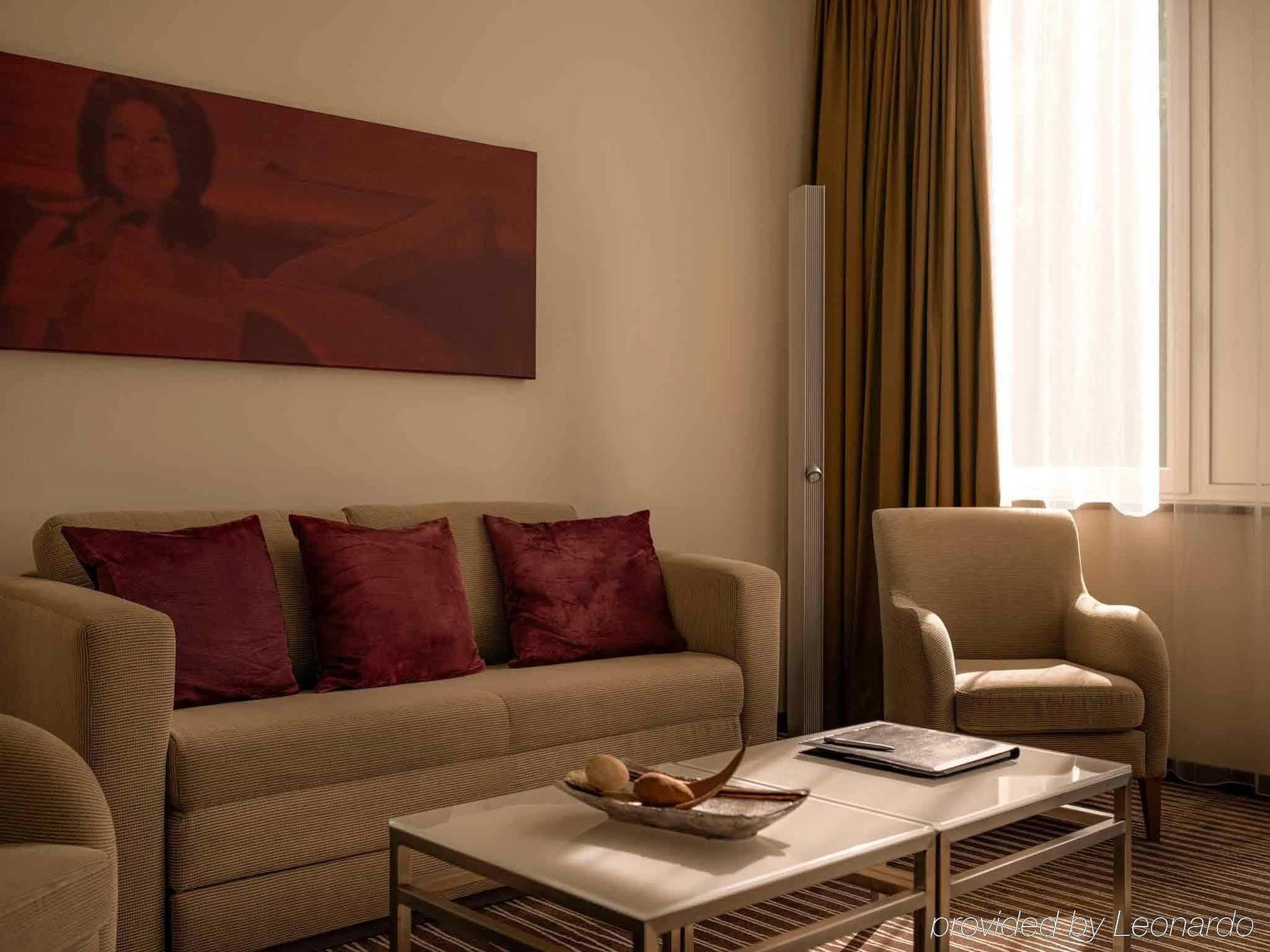 Pullman Berlin Schweizerhof Hotel Ngoại thất bức ảnh A living room