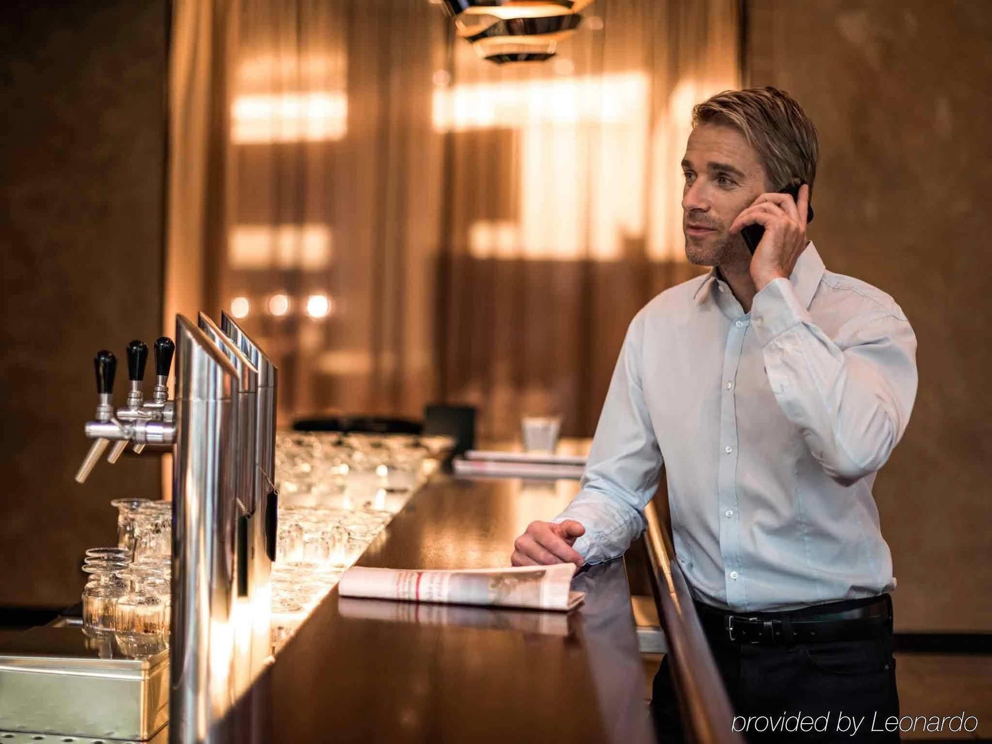 Pullman Berlin Schweizerhof Hotel Ngoại thất bức ảnh A bartender at work