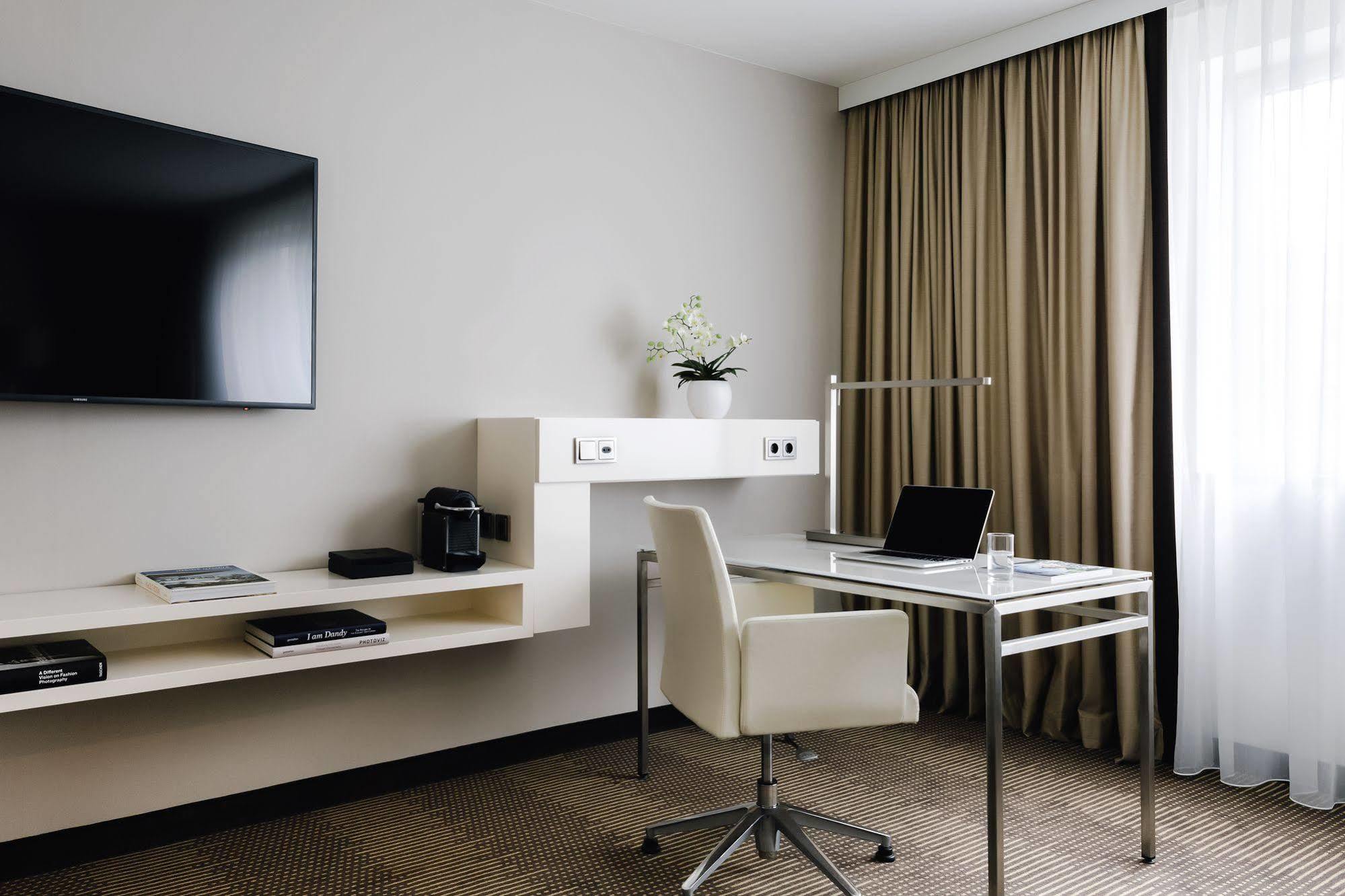 Pullman Berlin Schweizerhof Hotel Ngoại thất bức ảnh A room at the hotel