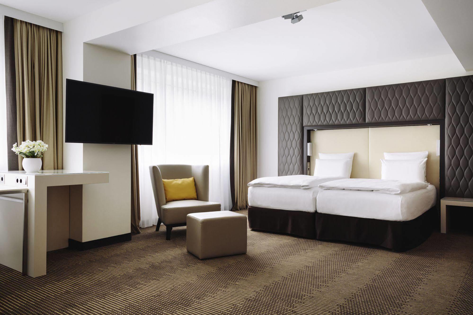 Pullman Berlin Schweizerhof Hotel Ngoại thất bức ảnh A room at the hotel